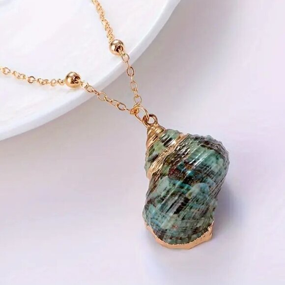 Beautiful Green Shell Electroplated Golden Edge Pendant Fashion Necklace - Picture 2 of 2